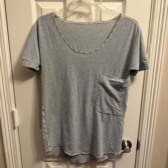 lululemon athletica Tops - Lululemon Womens Ravi Tee Grey Gray Striped Scoop Neck Gym Yoga Pocket
